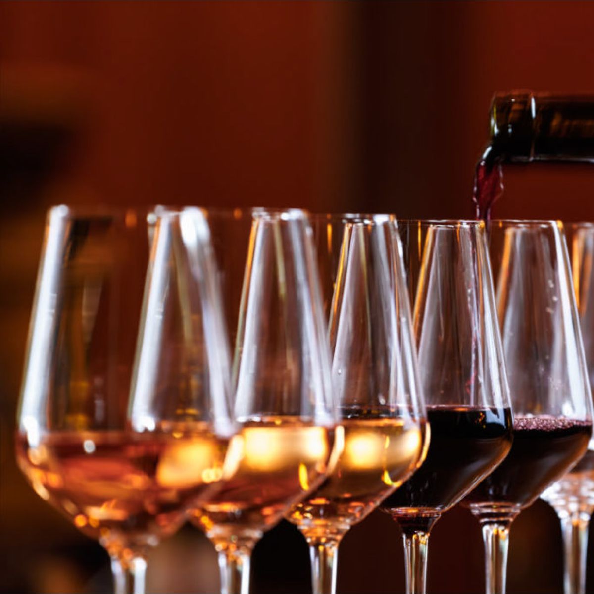 GefülltesMencia Weinglas 31 cl. zeigt realistische Weinpräsentation in stimmungsvoller Umgebung.
