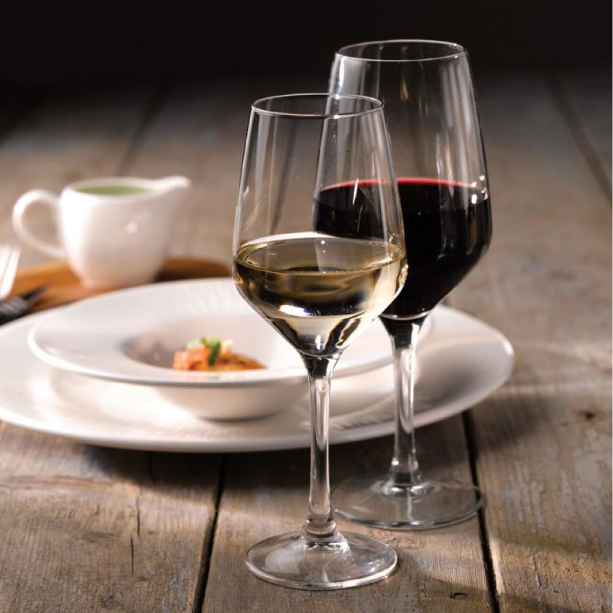 Weinglases 44cl. gefüllt mit Wein, in Gebrauchssituation gezeigt.