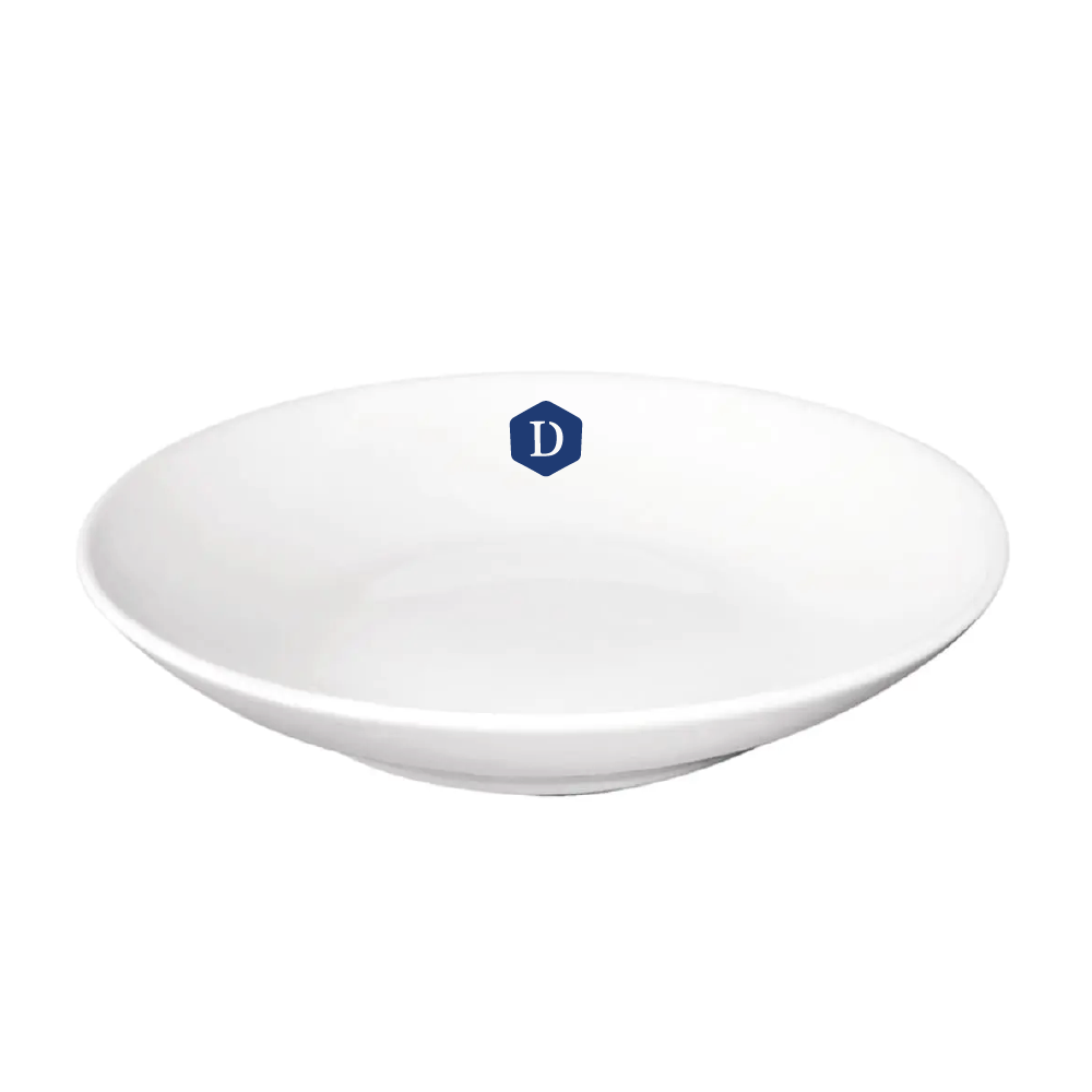 Hotelnudelteller weißes Porzellan 26 cm mit einfarbigem DailyDrinks-Logo mittig auf der Vorderseite.