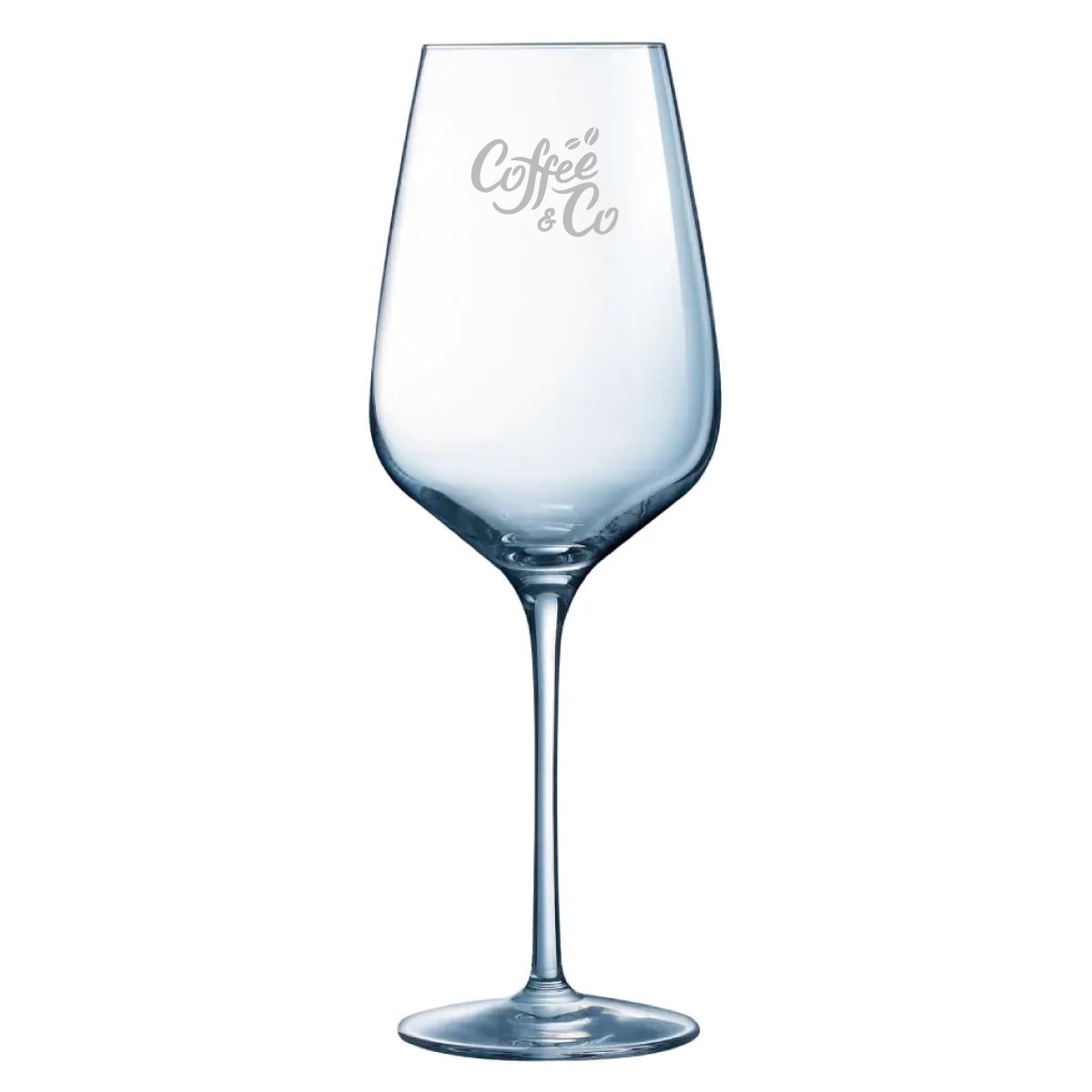 Sublym Weinglas 55 cl. mit eingraviertem CoffeeCo-Logo, das auf der Vorderseite des Glases sichtbar ist.
