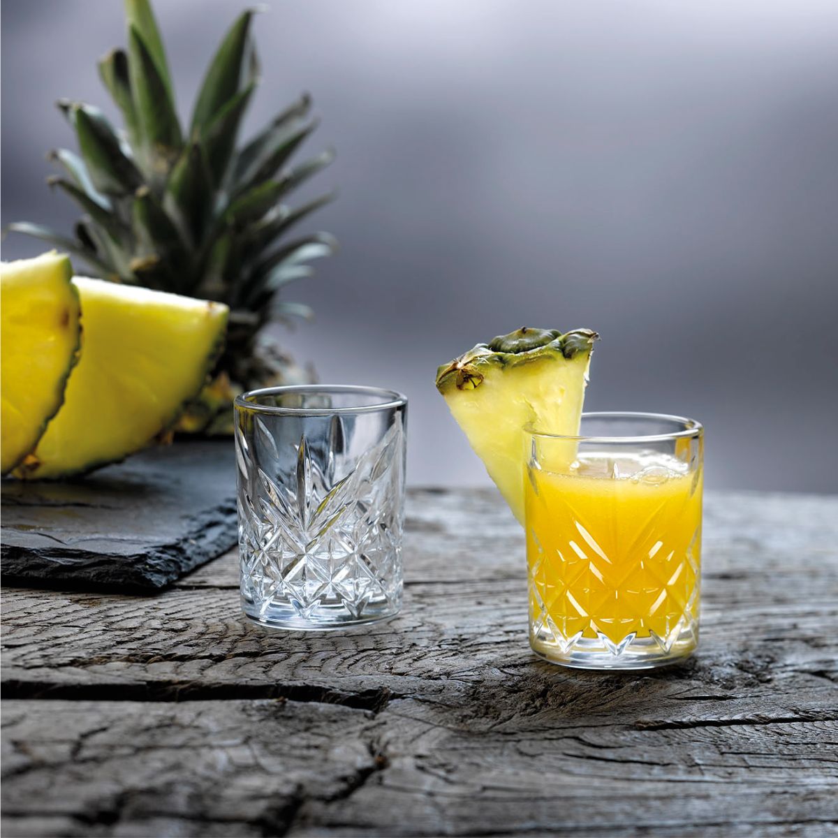 Timeless Shotglas 6 cl. gefüllt in einer stimmungsvollen Umgebung.