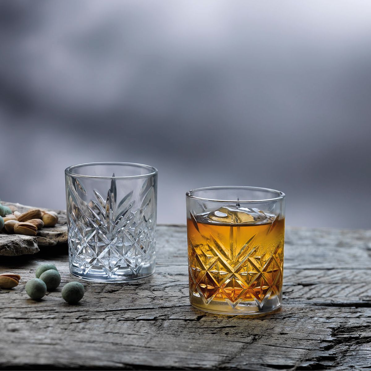 Timeless Whiskyglas 35,5 cl. mit Whisky auf Holztisch in stimmungsvollem, warmem Ambiente.