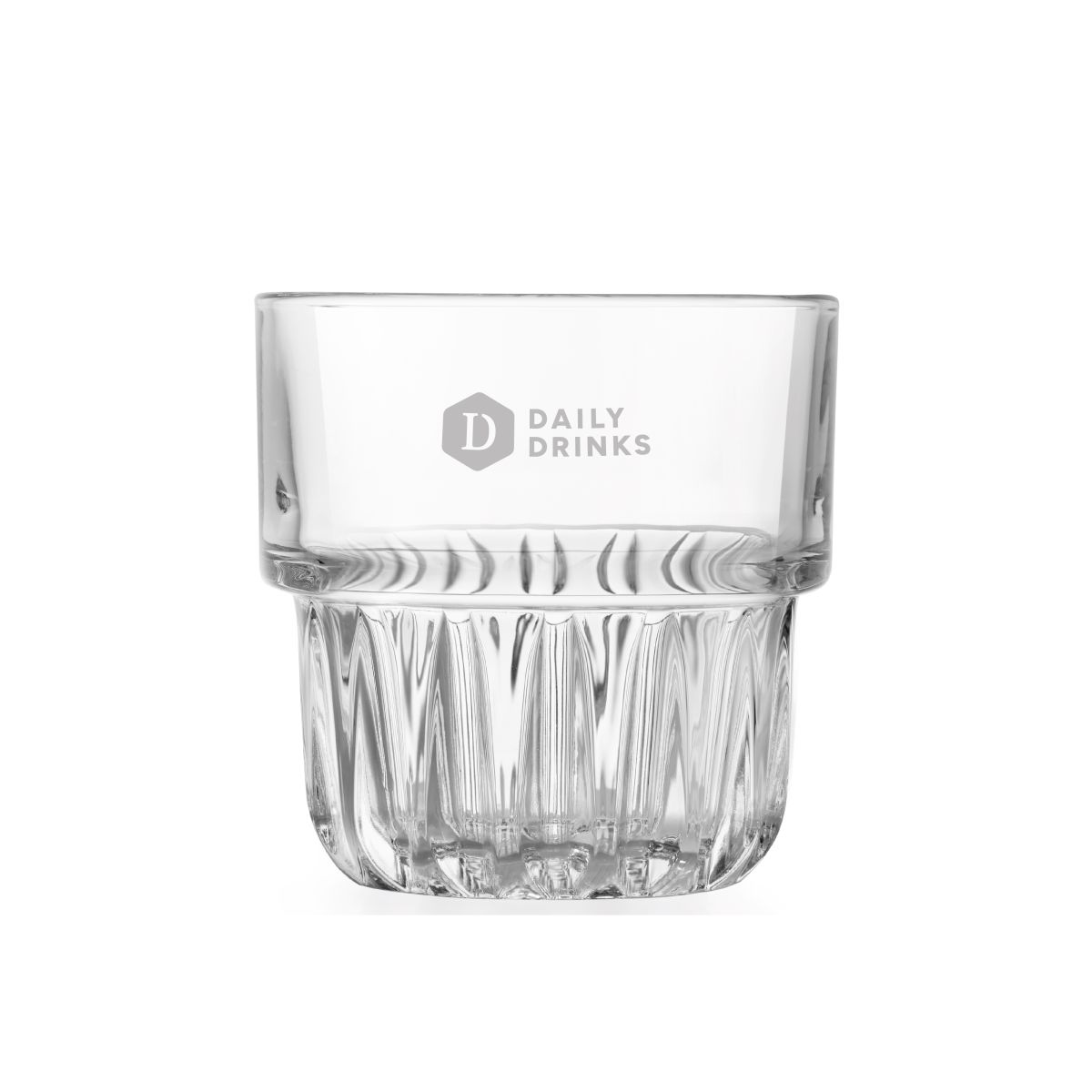 Gravur des DailyDrinks-Logos auf dem transparenten Becher Onis 23 cl. in der Vorderansicht.
